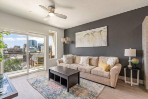 6th floor Luxury Apt - King Bed Pool Prkng Gym NEW
